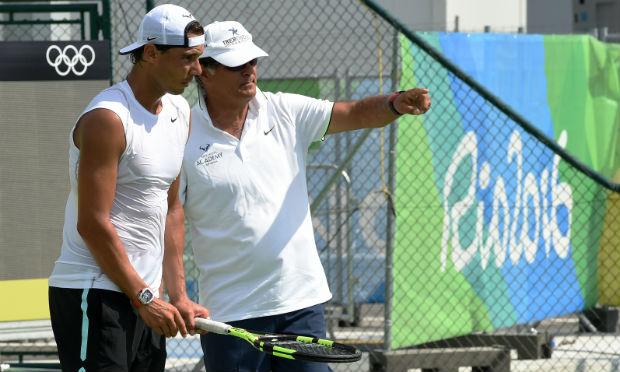 Rafael e Toni Nadal vão desfazer a parceria ao final desta temporada. / Foto: AFP.