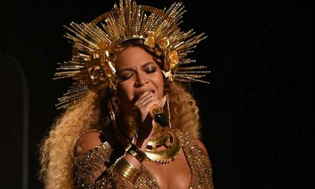 Apresentação de Beyoncé no Grammy foi mais calma e parada do que ela costuma mostrar ao público / Foto: AFP
