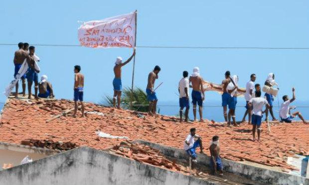 Pelo menos mil detentos continuam soltos nos pavilhões destruídos da Penitenciária Estadual de Alcaçuz / Foto: EBC