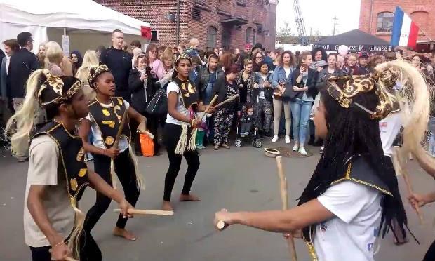 Cia de Dança Nativos faz homenagem ao maculelê no Cais do Sertão