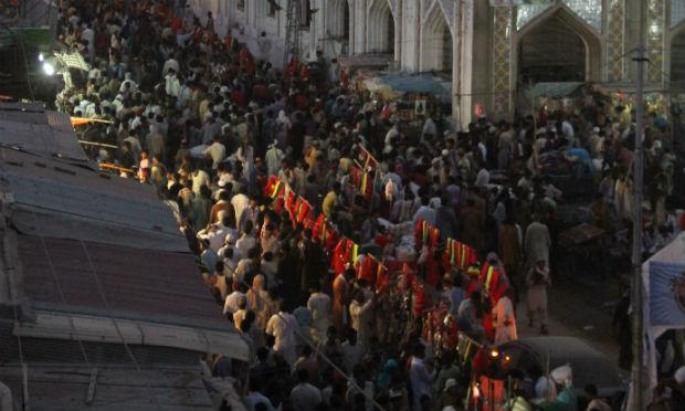 O atentado aconteceu nesta quinta-feira (16) em um santuário sufi, parecido com este, no sul do Paquistão. / Foto: Yousuf Nagori / AFP