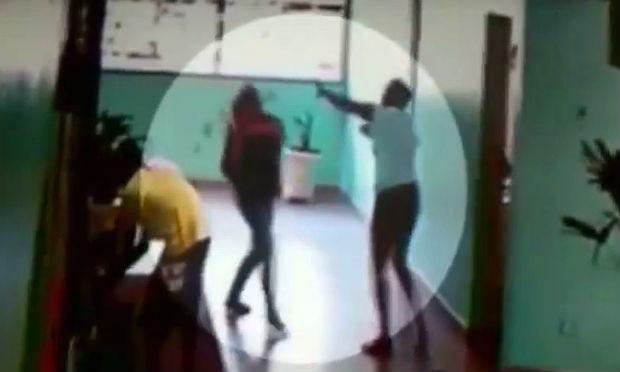 Mulher foi chamada ao local para uma conversa devido ao mau comportamento do aluno / Foto: reprodução do vídeo