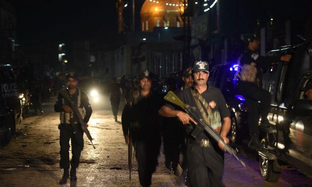 A polícia afirma que um suicida entrou no santuário e acionou os explosivos entre os fiéis / Foto: AFP