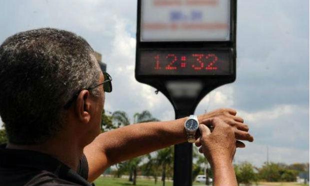 Os relógios deverão ser atrasados em uma hora no Distrito Federal e em dez Estados do Sudeste, Sul e Centro-Oeste. / Foto: Arquivo / Agência Brasil