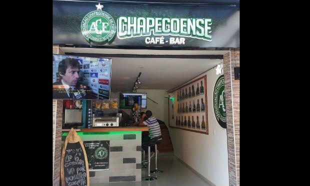 Colombianos inauguram bar para homenagear a Chapecoense