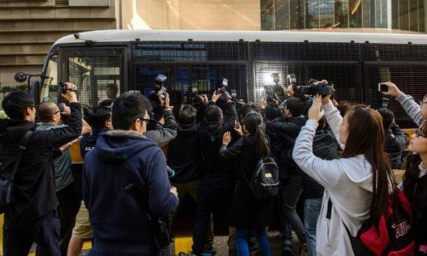 Policiais de Hong Kong são condenados a 2 anos por agressão
