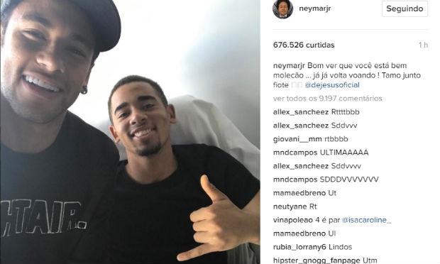 Gabriel Jesus está internado em Barcelona e recebeu a visita de Neymar. / Foto: