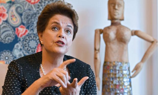 Dilma voltou a defender Lula, suspeito de envolvimento no escândalo de corrupção da Petrobras / Foto: AFP