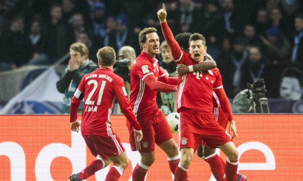 Lewandowski aproveitou rebote do goleiro para salvar o Bayern da derrota. / Foto: AFP.