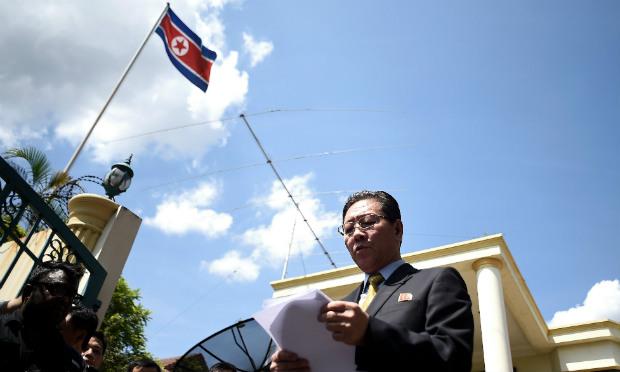 O embaixador norte-coreano na Malásia, Kang Chol, afirmou que a Coreia do Norte não pode ter confiança na investigação da polícia malaia. / Foto: MANAN VATSYAYANA / AFP