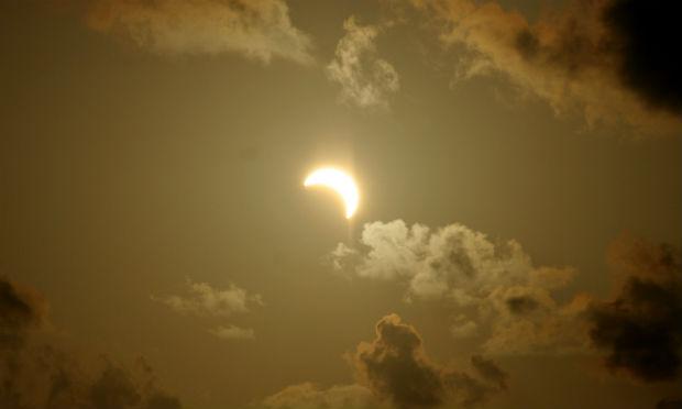 A lua cobrirá, em média, 15% ao passar na frente do Sol no Recife; no Sul do País, o fenômeno será 50% / Foto: Renato Spencer/ Acervo JC Imagem