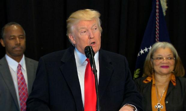 Trump classificou nesta terça-feira (21) de "horríveis e dolorosas" as crescentes ameaças contra a comunidade judaica nos Estados Unidos. / Foto: AFP