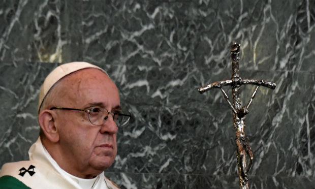 A medida foi anunciada em um comunicado e, segundo o escritório de imprensa do Vaticano, está dirigida a combater a venda de objetos nas ruas com a foto do Papa. / Foto: Tiziana Fabi / AFP