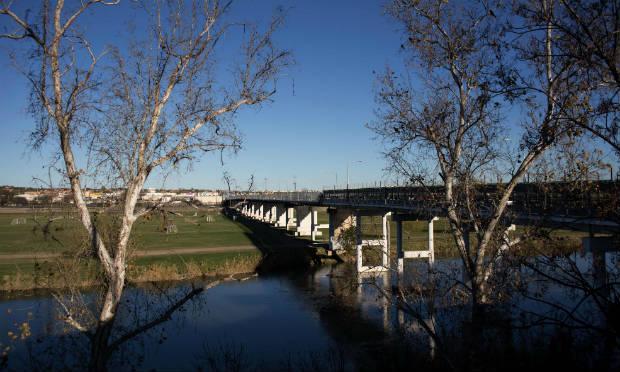 Mexicano se suicida de ponte na fronteira, após ser deportado dos EUA