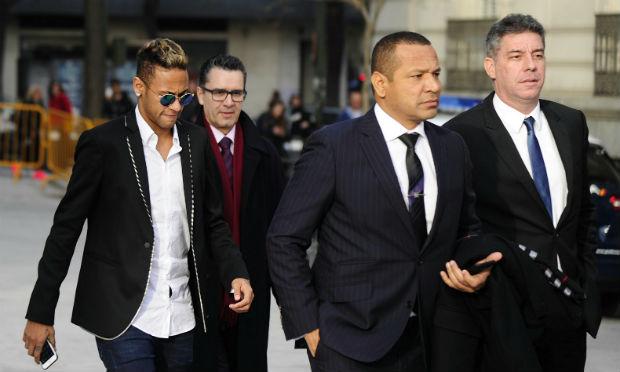 Neymar  não teria feito o pagamento de imposto de renda na pessoa física referente a valores que recebeu de seus patrocinadores. / Foto: AFP.