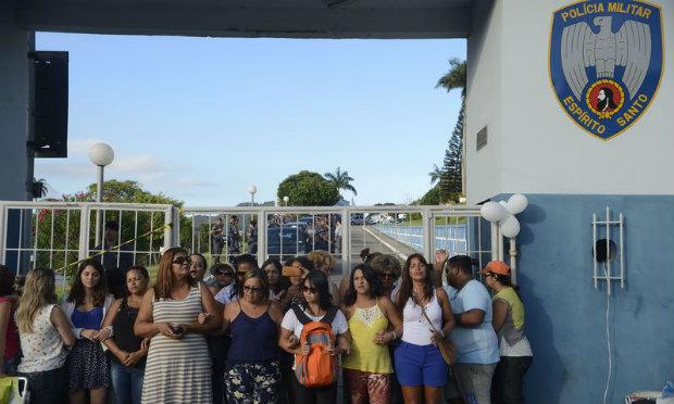 Desde o dia 3 deste mês, as mulheres fecharam as entradas de batalhões e companhias de todo o Estado, impedindo a saída dos militares para policiamento nas ruas capixabas. / Foto: Tânia Rêgo/Agência Brasil
