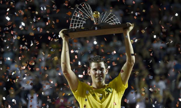 O austríaco Dominic Thiem, número 8 do mundo, conquistou neste domingo o título do ATP 500 do Rio de Janeiro ao derrotar o espanhol Pablo Carreño-Busta (24º) em dois sets, parciais de 7-5, 6-4. / Foto: J. Pengelbrecht / AFP