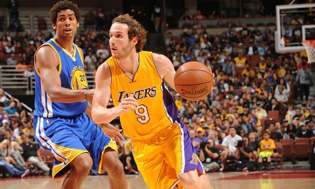 O brasileiro defendeu o Los Angeles Lakers na temporada 2015/2016. / Foto: AFP
