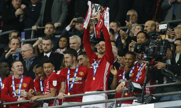 Manchester United vence e leva título da Copa da Liga
