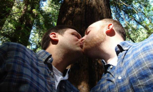 Vítor Delboni, 25 anos, e Leomir Bruch, 23, foram agredidos após Bruch ter dado um beijo em seu amigo / Foto: Ilustração/ Pixabay