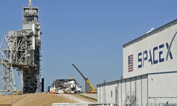 "Já depositaram uma quantia importante para uma missão ao redor da Lua", acrescentou SpaceX / Foto: AFP