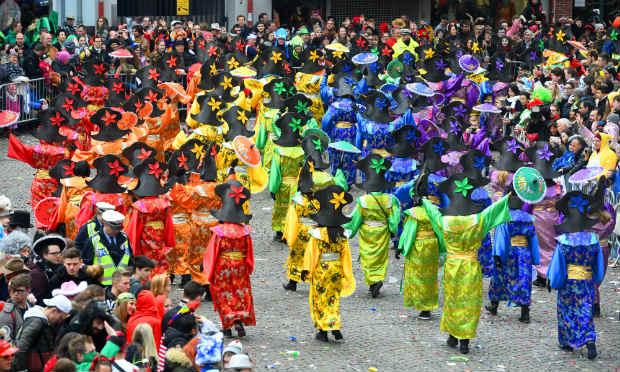 Apesar do frio, milhares de turistas e foliões aproveitam as tradições carnavalescas mantidas há séculos  / Foto: AFP