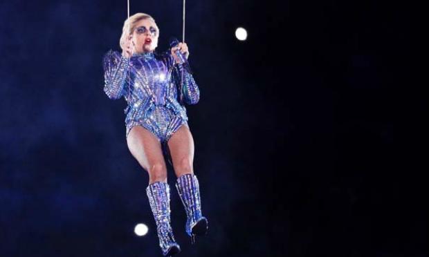 No mês passado, Lady Gaga se apresentou sozinha show no intervalo do Super Bowl. / Foto: AFP