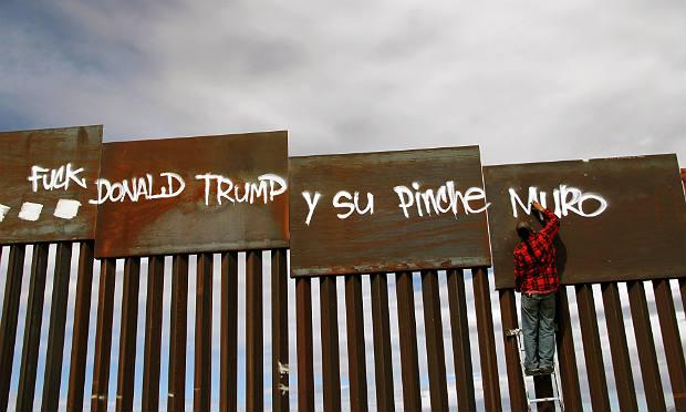 Promessa de Trump de construir um muro ao longo dos 3.000 quilômetros de fronteira comum provocou a indignação da sociedade / Foto: AFP