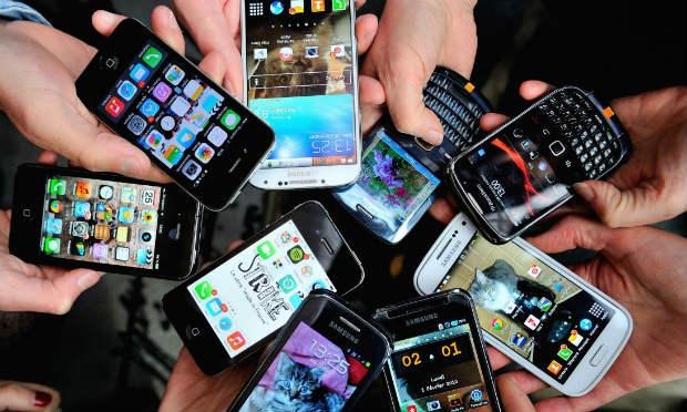 Entre 2010 e 2016, o número de "smartphones" na região passou de 27 milhões a 372 milhões de aparelhos, representando hoje 54% dos celulares em circulação. / Foto: AFP