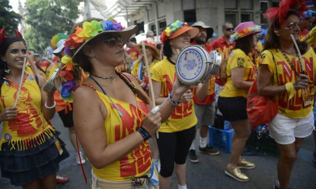 Monobloco arrasta multidão no último dia do pós-carnaval do Rio
