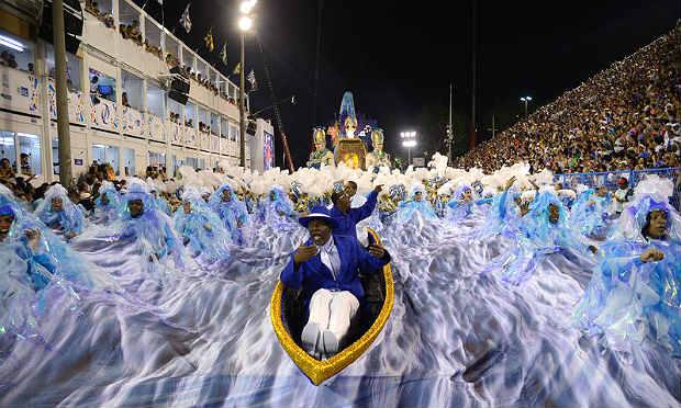 Público vibra com campeãs do carnaval do Rio de Janeiro