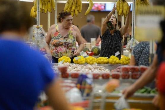 O item alimentação passou de uma inflação de 0,34% em janeiro para uma deflação de 0,45% em fevereiro / Foto: Tânia Rêgo/Agência Brasil