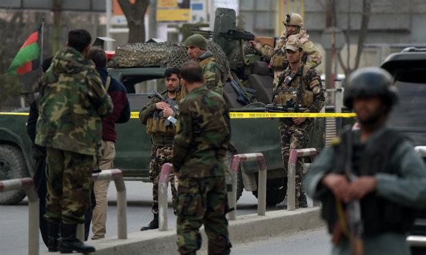 O ataque foi reivindicado pelo grupo terrorista Estado Islâmico (EI). / Foto: SHAH MARAI / AFP