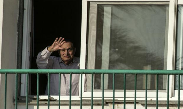 Mubarak, de 88 anos, foi inocentado pelo principal tribunal de apelações do Egito das acusações de que mandou matar manifestantes durante a revolução de 2011 / Foto: AFP