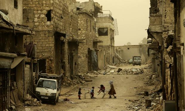 Em seis anos, a guerra na Síria fez mais de 320.000 mortos e milhões de deslocados e refugiados. / Foto: JOSEPH EID / AFP