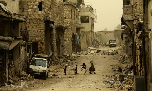 Iniciada há seis anos, a revolta na Síria contra o regime de Bashar al-Assad se transformou em uma guerra devastadora que deixou mais de 320.000 mortos, cerca da metade da população deslocada e um país em ruínas. / Foto: Joseph Eid / AFP