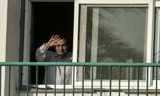 O advogado Farid el-Deeb disse que Mubarak, atualmente detido em um hospital militar no Cairo, "irá para casa quando os médicos liberarem".  / Foto: Khaled Desouki / AFP