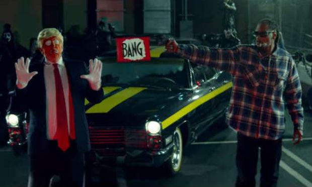 Identificado no clipe como Ronald Klump, o palhaço levanta as mãos como se fosse detido por Snoop Dogg / Foto: Reprodução do vídeo