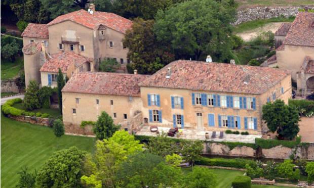 Na propriedade que circunda o castelo de Miraval, situada próxima à Costa Azul francesa, Pitt e Jolie produzem um vinho rosé muito popular nos Estados Unidos. / Foto: AFP