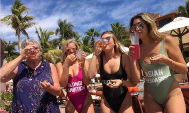Ao lado de garotas de maiô, a vovó Doreen encarou shots de tequila no México / Foto: reprodução/Twitter