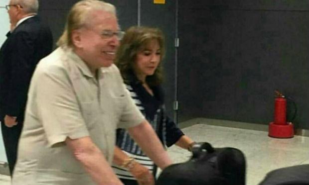 No clique, Silvio Santos aparece com os cabelos brancos e roupas casuais, empurrando suas malas / Foto: Reprodução/ Instagram