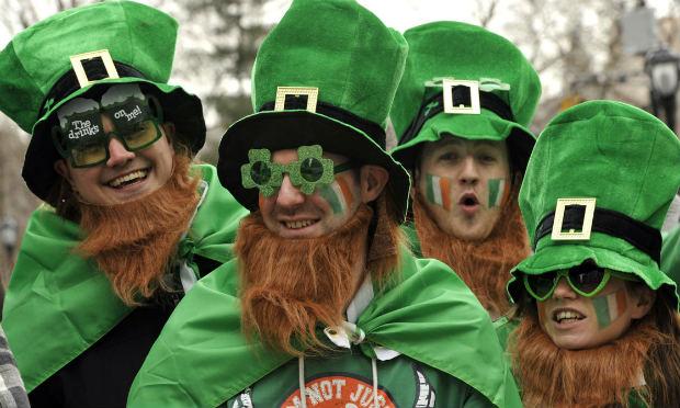 Duendes com potes de ouro e a cor verde são os principais símbolos do Dia de São Patrício, data típica irlandesa. / Foto: Timothy A. Clary/AFP