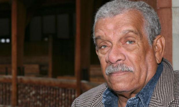 Morre Derek Walcott, poeta caribenho e Nobel de Literatura