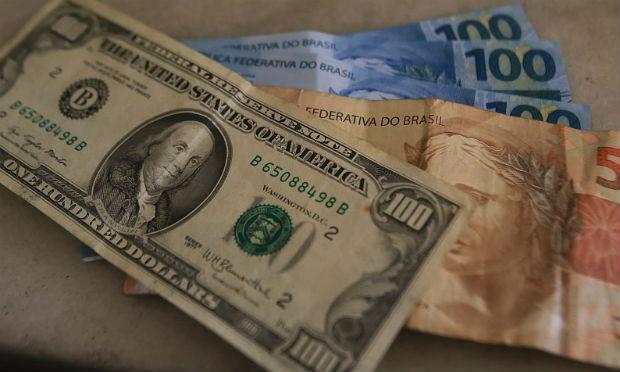 O dólar à vista no balcão terminou com baixa de 0,67%, a R$ 3,0987, encerrando a semana com perda de 1,44% / Foto: Agência Brasil