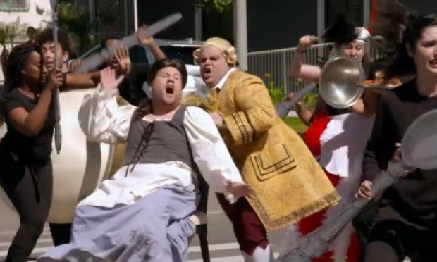 No vídeo publicado no canal de Corden, ele se veste de Bela. Luke Evans reprisa o papel de Gaston, enquanto Dan Stevens dá vida à Fera. / Foto: Reprodução