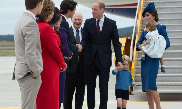 William e Kate, em 2016, com os filhos, em viagem oficial ao Canadá. / Foto: Jonathan Hayward / The Canadian Press / AFP