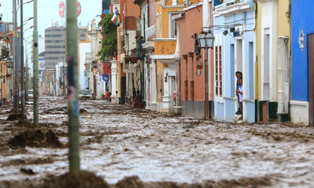 Desde o começo do ano, o El Niño Costeiro já deixou 72 mortos. / Foto: STR, CELSO ROLDAN / AFP