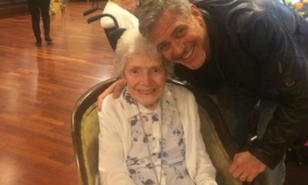 George Clooney realiza sonho de fã de 87 anos ao visitá-la em asilo