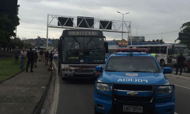 O ônibus fazia o trajeto Âncatara-Niterói O acesso à ponte no sentido Rio está bloqueado, o que complica o tráfego em Niterói. / Foto: Twitter/ Polícia Militar do Rio de Janeiro
