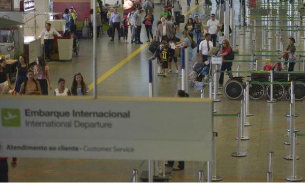 No total, as companhias aéreas transportaram juntas 6,65 milhões de passageiros no segmento doméstico no mês passado, número 4,83% menor que o verificado no mesmo período do ano passado / Foto: Agência Brasil